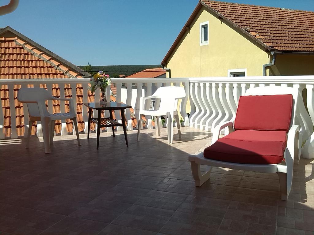 Apartment Luka Gornji Karin Ruang foto