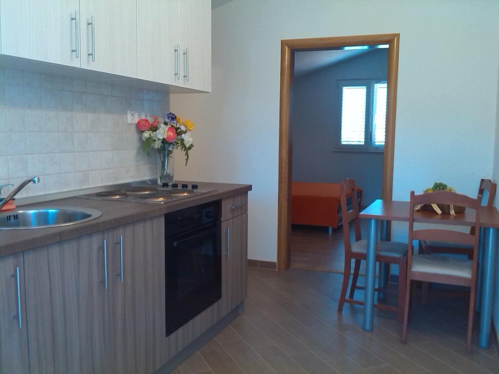 Apartment Luka Gornji Karin Ruang foto